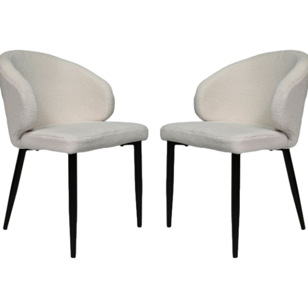 Twee moderne witte gestoffeerde stoelen met gebogen rugleuningen en zwarte metalen poten staan tegenover elkaar. Het ontwerp is minimalistisch en eigentijds, geschikt voor een eet- of woonkamer.