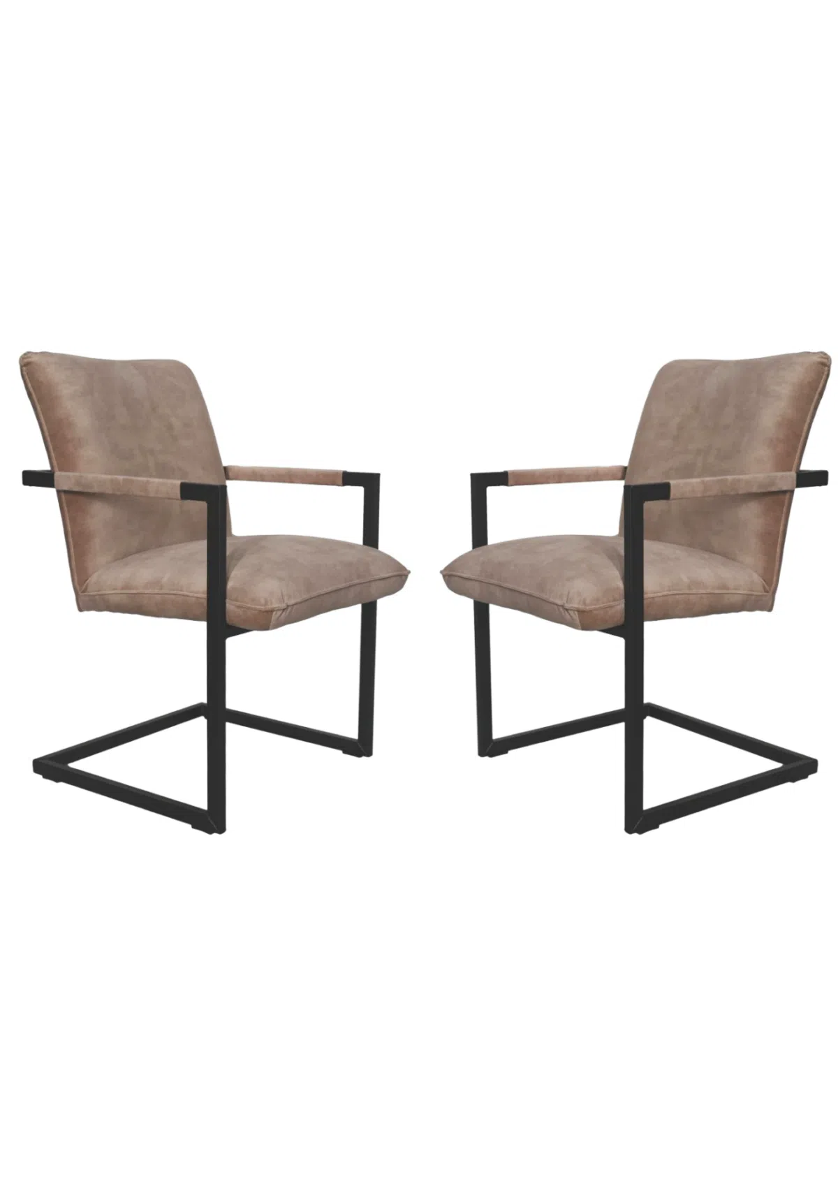 Twee moderne fauteuils met bruine gestoffeerde kussens en strakke zwarte metalen frames. De stoelen staan tegenover elkaar, wat hun minimalistische design en platte armleuningen laat zien. De stijl is eigentijds en geschikt voor kantoor- of thuisomgevingen.