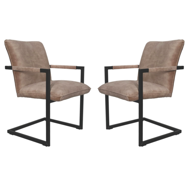 Twee moderne fauteuils met bruine gestoffeerde kussens en strakke zwarte metalen frames. De stoelen staan tegenover elkaar, wat hun minimalistische design en platte armleuningen laat zien. De stijl is eigentijds en geschikt voor kantoor- of thuisomgevingen.