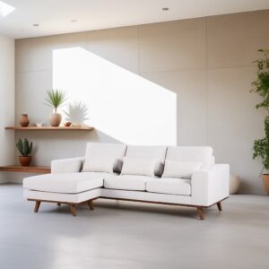 Een minimalistische woonkamer met een witte hoekbank op een lichte houten vloer. Een grote plant staat in de hoek en twee zwevende planken bevatten aardewerk en kleine planten. Zonlicht werpt een rechthoekig licht op de neutrale muur.