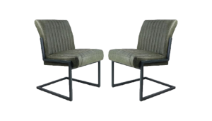 Twee moderne cantileverstoelen met metalen frames en grijze, gewatteerde zittingen. De bekleding is voorzien van verticale stiksels. De stoelen staan tegenover elkaar en tonen hun strakke, eigentijdse design.