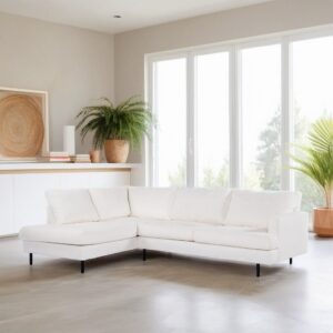 Een moderne woonkamer met een witte L-vormige bank op een lichtgrijze vloer. Grote ramen laten natuurlijk licht binnen. Een houten kast met decoratieve items en een potplant staat op de achtergrond. Een andere plant staat bij de ramen.