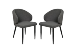 Twee moderne grijze gestoffeerde stoelen met gebogen rugleuningen en zwarte poten staan tegenover elkaar. Het ontwerp heeft eenvoudige, elegante lijnen, geschikt voor eet- of woonruimtes.