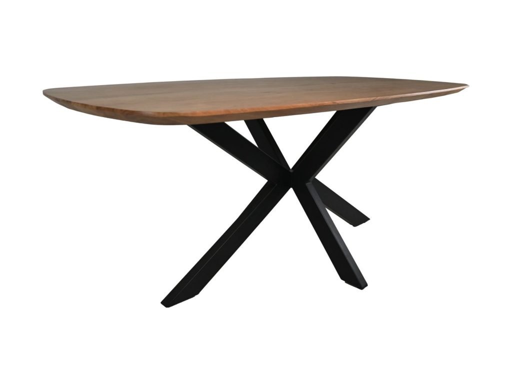 Een houten tafel met een rechthoekig blad met afgeronde randen en een natuurlijke afwerking. Het wordt ondersteund door een moderne X-vormige zwarte metalen basis. Het ontwerp is eenvoudig en elegant.