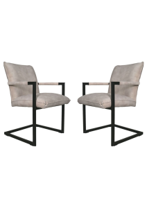 Er worden twee moderne stoelen met grijze, beklede zittingen en rugleuningen getoond. Ze hebben zwarte metalen frames met armleuningen en slede-achtige poten, tegenover elkaar geplaatst op een witte achtergrond.