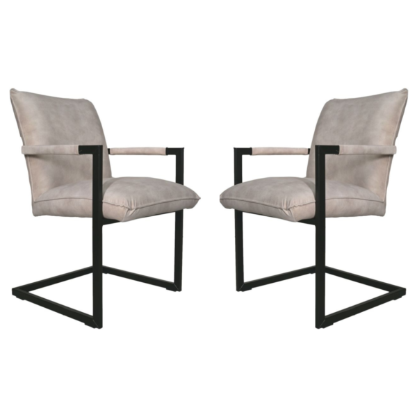 Er worden twee moderne stoelen met grijze, beklede zittingen en rugleuningen getoond. Ze hebben zwarte metalen frames met armleuningen en slede-achtige poten, tegenover elkaar geplaatst op een witte achtergrond.