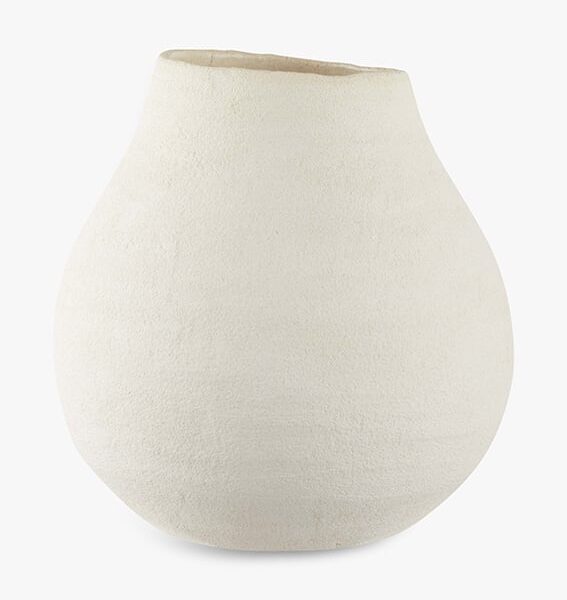 Een peervormige, getextureerde witte vaas met een brede basis en een smalle, off-center opening tegen een effen achtergrond. De vaas heeft een minimalistisch ontwerp en een glad oppervlak.