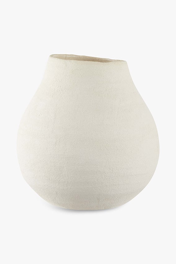 Een peervormige, getextureerde witte vaas met een brede basis en een smalle, off-center opening tegen een effen achtergrond. De vaas heeft een minimalistisch ontwerp en een glad oppervlak.