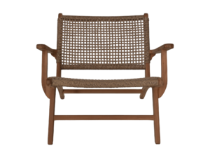 Een houten stoel met een gevlochten rotan zitting en rugleuning, met een minimalistisch design. De stoel heeft armleuningen en een schuine rugleuning, tegen een zwarte achtergrond.