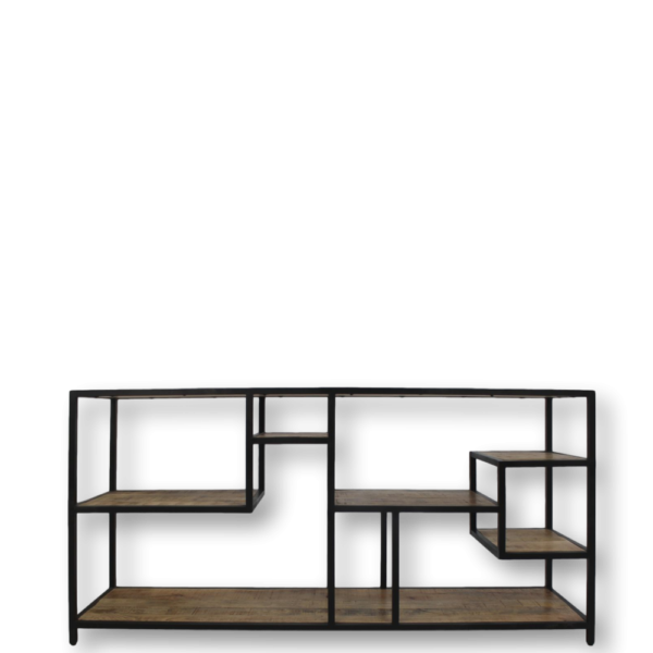 Een strakke, zwarte moderne stellingkast met houten planken die in een asymmetrisch patroon zijn gerangschikt. Het ontwerp omvat open vakken van verschillende groottes, wat een unieke en stijlvolle opbergoplossing creëert.