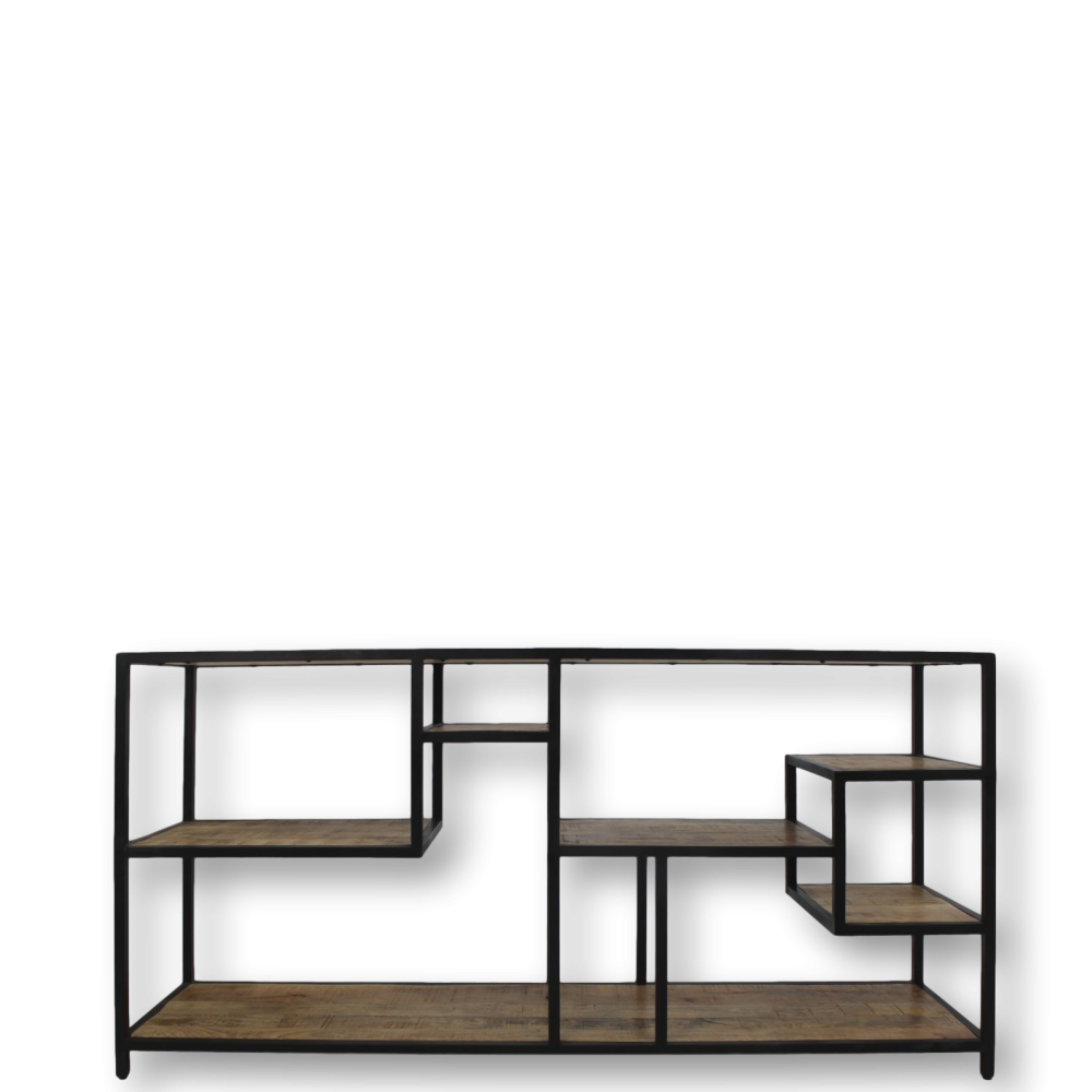 Een strakke, zwarte moderne stellingkast met houten planken die in een asymmetrisch patroon zijn gerangschikt. Het ontwerp omvat open vakken van verschillende groottes, wat een unieke en stijlvolle opbergoplossing creëert.
