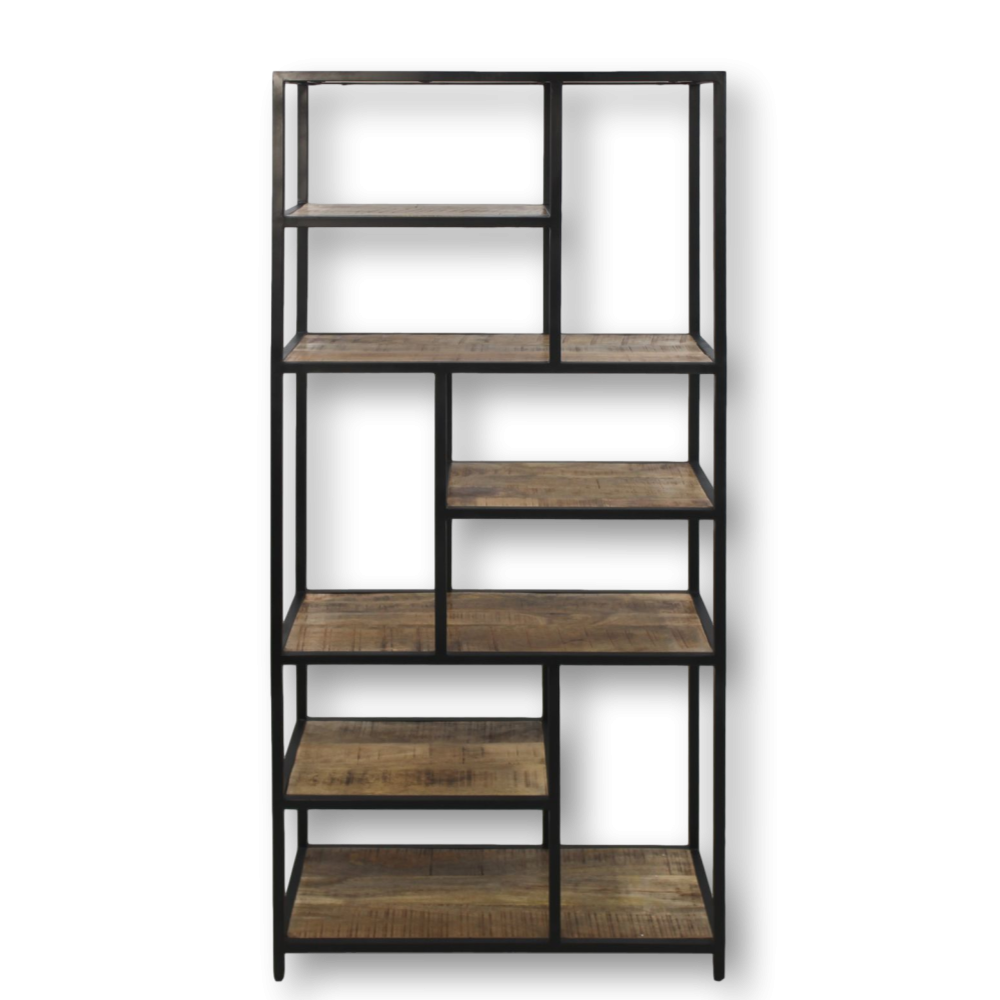 Een hoge, moderne boekenplank met een rechthoekig metalen frame en negen asymmetrische houten planken. Het ontwerp heeft open ruimtes voor een eigentijdse esthetiek.