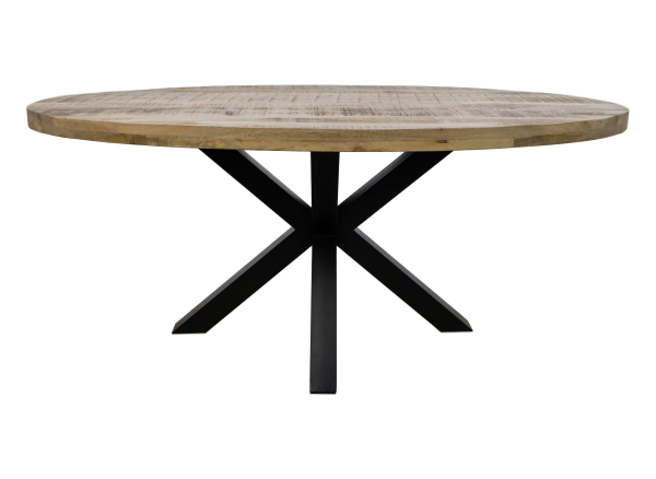 Een ronde houten tafel met een lichte houtafwerking en een kenmerkende zwarte metalen kruispootbasis. Het eenvoudige maar moderne ontwerp van de tafel benadrukt functionaliteit en stijl.