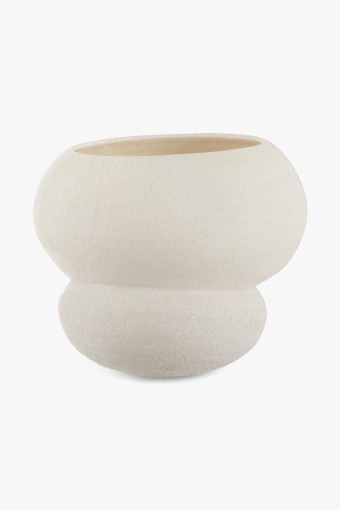 Een minimalistische, gebroken witte keramische vaas met een afgerond, dubbellaags ontwerp tegen een effen witte achtergrond. De vaas heeft een brede opening en een gestructureerd oppervlak.