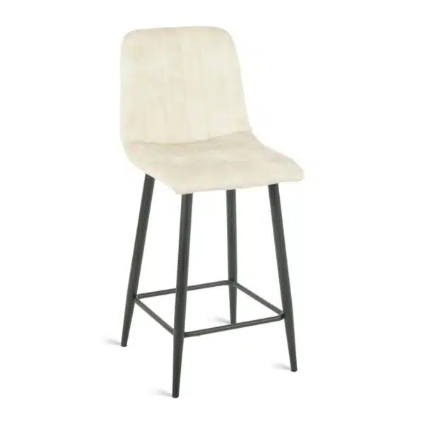 Een beige gestoffeerde barkruk met een gewatteerde rugleuning en zitting. De stoel heeft zwarte metalen poten met een vierkante voetensteun. Het ontwerp is minimalistisch en modern.