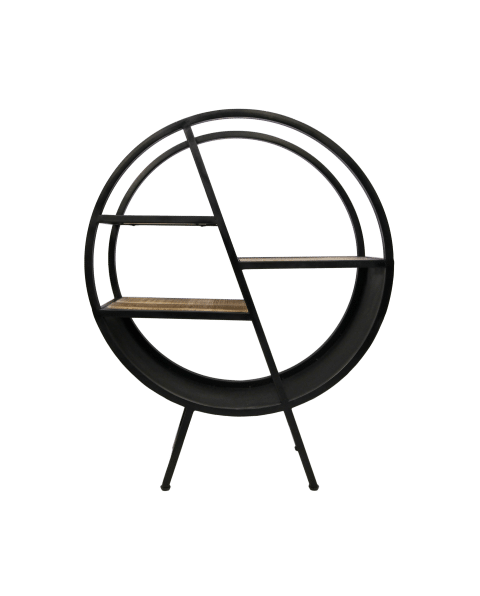 Een ronde moderne boekenplank met een metalen frame en houten planken, met drie lagen van verschillende lengtes. Het ontwerp lijkt op een groot wiel met compartimenten, ondersteund door twee schuine poten voor evenwicht.