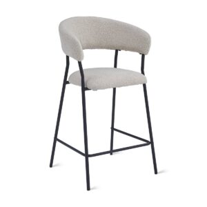 Een moderne barkruk met een gebogen, donzige lichtgrijze zitting en rugleuning. Het heeft slanke zwarte metalen poten met een voetensteun die de voorpoten verbindt. Het ontwerp is minimalistisch en eigentijds.