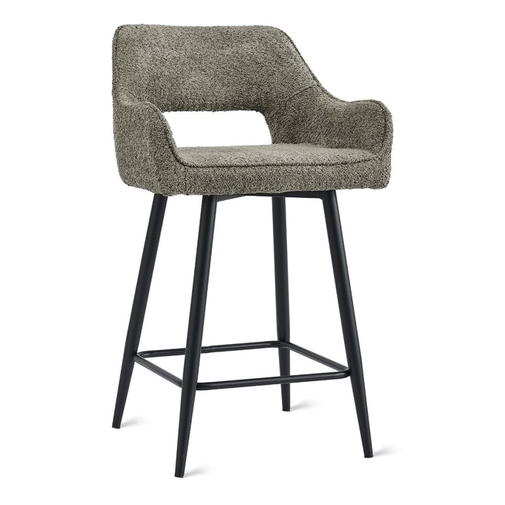 Stijlvolle grijze barstoel met een getextureerde zitting en rugleuning, met een modern design. Het heeft een uitsparing onder de rugleuning en wordt ondersteund door vier zwarte metalen poten die met elkaar verbonden zijn door een voetenbankje.
