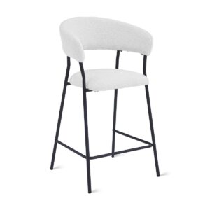 Een witte barkruk met een ronde rugleuning en zitting, met een zacht, pluche materiaal. Het heeft een zwart metalen frame en een voetenbankje, wat het een modern en minimalistisch design geeft.