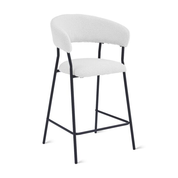 Een witte barkruk met een ronde rugleuning en zitting, met een zacht, pluche materiaal. Het heeft een zwart metalen frame en een voetenbankje, wat het een modern en minimalistisch design geeft.