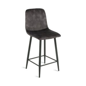 Een moderne barkruk met een donkergrijze gestoffeerde zitting en rugleuning. De kruk heeft strakke zwarte metalen poten en een voetenbankje. Het heeft een minimalistisch en eigentijds design.