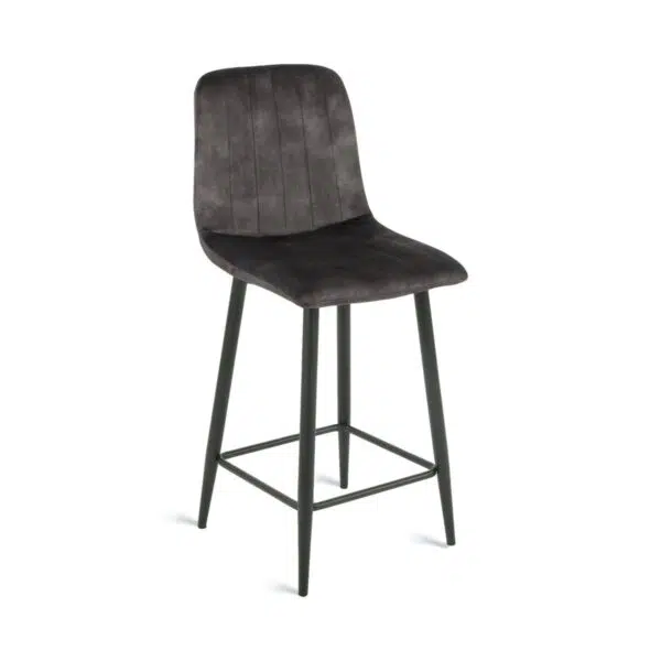 Een moderne barkruk met een donkergrijze gestoffeerde zitting en rugleuning. De kruk heeft strakke zwarte metalen poten en een voetenbankje. Het heeft een minimalistisch en eigentijds design.