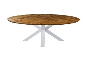 Een ronde houten tafel met een visgraatmotief op het blad en een wit, vierpotig onderstel.