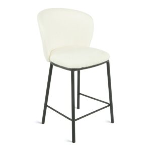 Een moderne barkruk met een witte, gewatteerde zitting en rugleuning. Het heeft een strak metalen frame met vier poten en een voetensteun.