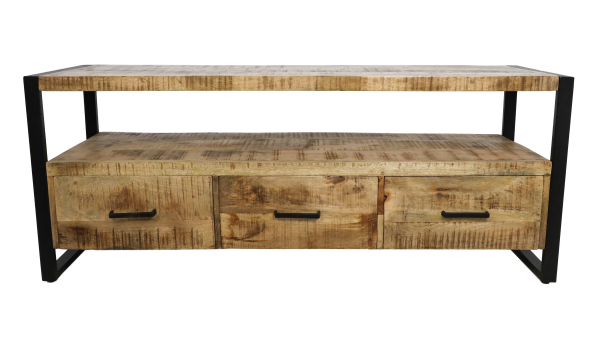 Een houten consoletafel met een metalen frame. Het heeft twee open planken, een boven en een in het midden, met drie even grote laden onderin. Elke lade heeft een donkere handgreep en de tafel heeft een rustieke uitstraling.