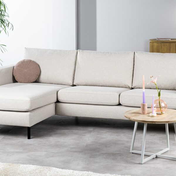 Moderne woonkamer met de driezitsbank CL L+R in Dillon D820 ivoor, een rond kussen, een houten salontafel met vazen en kaarsen, een dressoir, een roze lamp, een potplant en een licht vloerkleed op een tegelvloer.