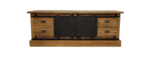 Een houten dressoir met een rustiek ontwerp met twee schuifdeuren in schuurstijl in het midden en twee lades aan elke kant. Het hout heeft een natuurlijke afwerking met zichtbare nerfpatronen.