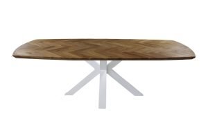 Een rechthoekige houten eettafel heeft een visgraatmotief op het tafelblad. Het wordt ondersteund door een moderne witte, gekruiste, X-vormige basis. De tafel staat tegen een effen witte achtergrond.