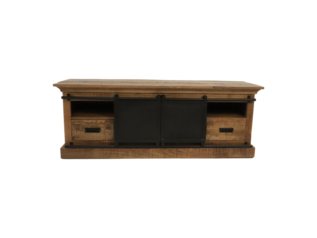 Een rustiek houten tv-meubel met een zwarte metalen schuifdeur in het midden. Het heeft twee open planken aan beide kanten en twee onderste lades. Het hout heeft een natuurlijke afwerking, waardoor de nerf en textuur worden benadrukt.
