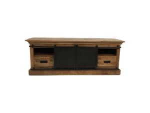 Een rustiek houten tv-meubel met een zwarte metalen schuifdeur in het midden. Het heeft twee open planken aan beide kanten en twee onderste lades. Het hout heeft een natuurlijke afwerking, waardoor de nerf en textuur worden benadrukt.