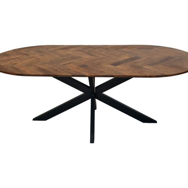 Ovale houten tafel met een patroonoppervlak dat wordt ondersteund door een zwarte, kruisvormige metalen basis. Het tafelblad heeft een visgraatmotief.