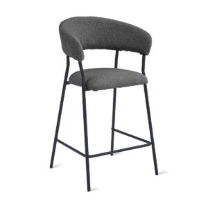 Een moderne barkruk met een gebogen rugleuning en zitting, bekleed met donkergrijze stof. Het heeft een strak zwart metalen frame en een voetenbankje.