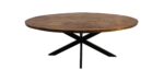 Een ronde houten tafel met een gestructureerd oppervlak, met een minimalistisch ontwerp. De tafel wordt ondersteund door een centrale metalen basis met vier schuine poten die een 'X'-vorm vormen. Het hout heeft een natuurlijke afwerking, waardoor de nerf wordt benadrukt.
