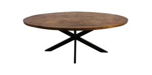 Een ronde houten tafel met een gestructureerd oppervlak, met een minimalistisch ontwerp. De tafel wordt ondersteund door een centrale metalen basis met vier schuine poten die een 'X'-vorm vormen. Het hout heeft een natuurlijke afwerking, waardoor de nerf wordt benadrukt.