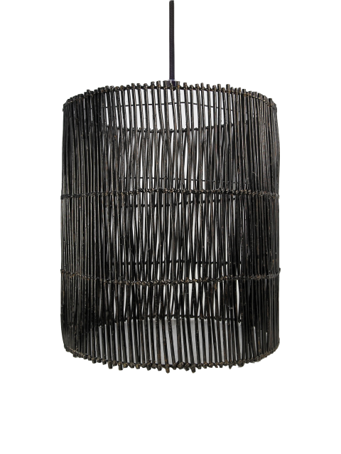 Een cilindrische hanglamp gemaakt van dunne, dicht op elkaar gevlochten donkere rotanstrengen, hangend aan een zwart snoer. Het licht is uit en het witte interieur is zichtbaar door de gevlochten strengen.