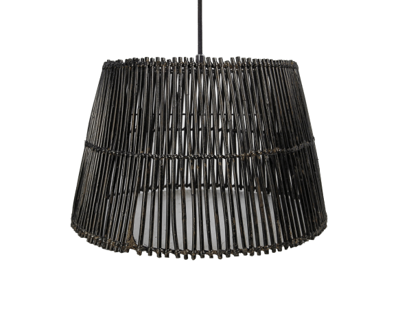 Een zwarte rieten lampenkap met een conische vorm, met verticale lamellen en een zichtbare witte binnenvoering. Het hangt aan een plafondarmatuur, wat een rustieke en moderne look creëert.