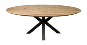 Een ronde houten tafel met een glad oppervlak en natuurlijke houtnerf, ondersteund door een moderne zwarte metalen kruisvoet. Het ontwerp van de tafel combineert rustieke en eigentijdse elementen.