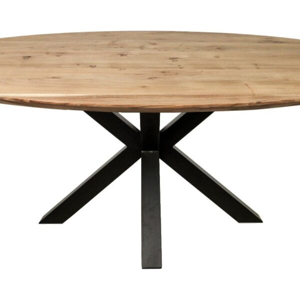 Een ronde houten tafel met een glad oppervlak en natuurlijke houtnerf, ondersteund door een moderne zwarte metalen kruisvoet. Het ontwerp van de tafel combineert rustieke en eigentijdse elementen.
