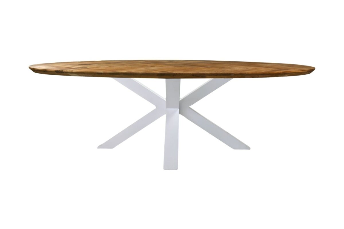 Een ronde houten tafel met een gedetailleerd bovenblad en een witte, kruisvormige voet op een witte achtergrond.