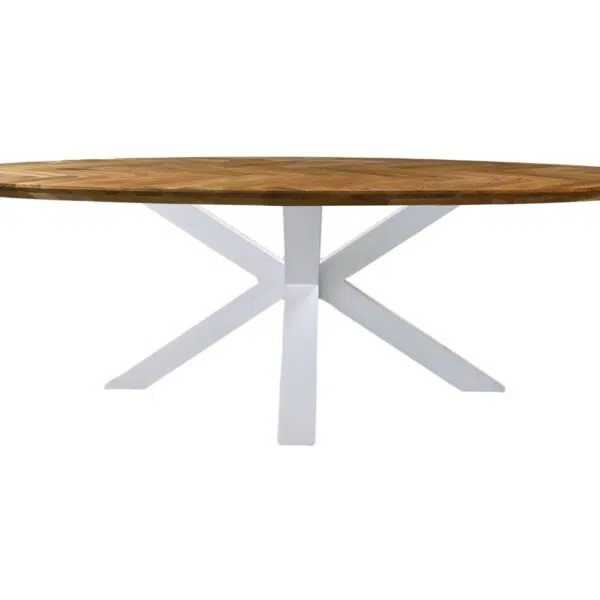 Een ronde houten tafel met een gedetailleerd bovenblad en een witte, kruisvormige voet op een witte achtergrond.