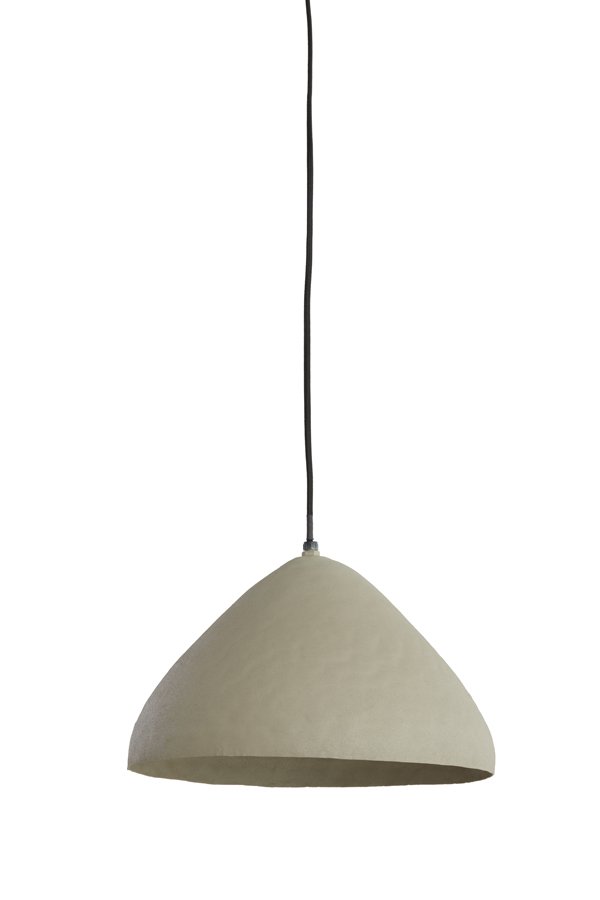 Een minimalistische, koepelvormige hanglamp met een neutrale beige kap hangt aan een zwart snoer tegen een witte achtergrond.
