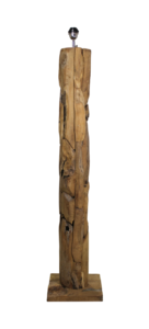 Een hoge lamp met een voet van gestapelde, rustieke, natuurlijke stukken hout, met een klein metalen lichtpuntje aan de bovenkant. Het hout heeft een ruwe textuur en verschillende tinten, wat het organische uiterlijk versterkt.