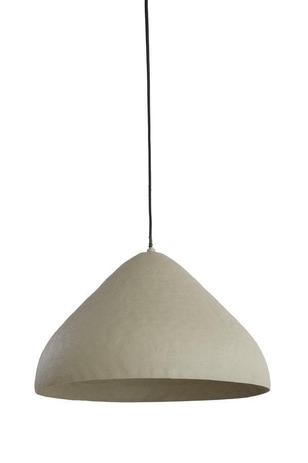 Een hangende hanglamp met een getextureerde, kegelvormige beige lampenkap en een zwart snoer. Het ontwerp is minimaal en modern, tegen een effen witte achtergrond.