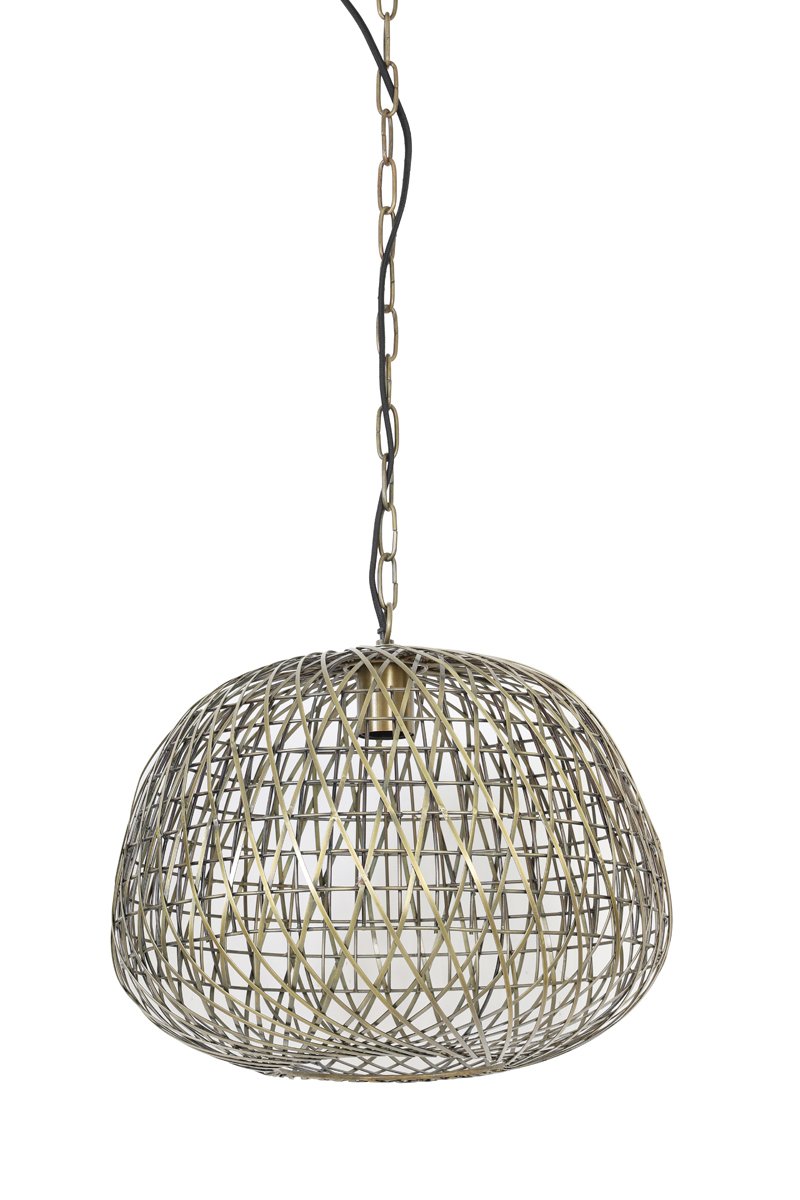 Een hangende hanglamp met een geweven metalen frame in een open, bolvormig ontwerp. Het metaal is middelbruin en het armatuur hangt aan een ketting met een zichtbaar netsnoer.
