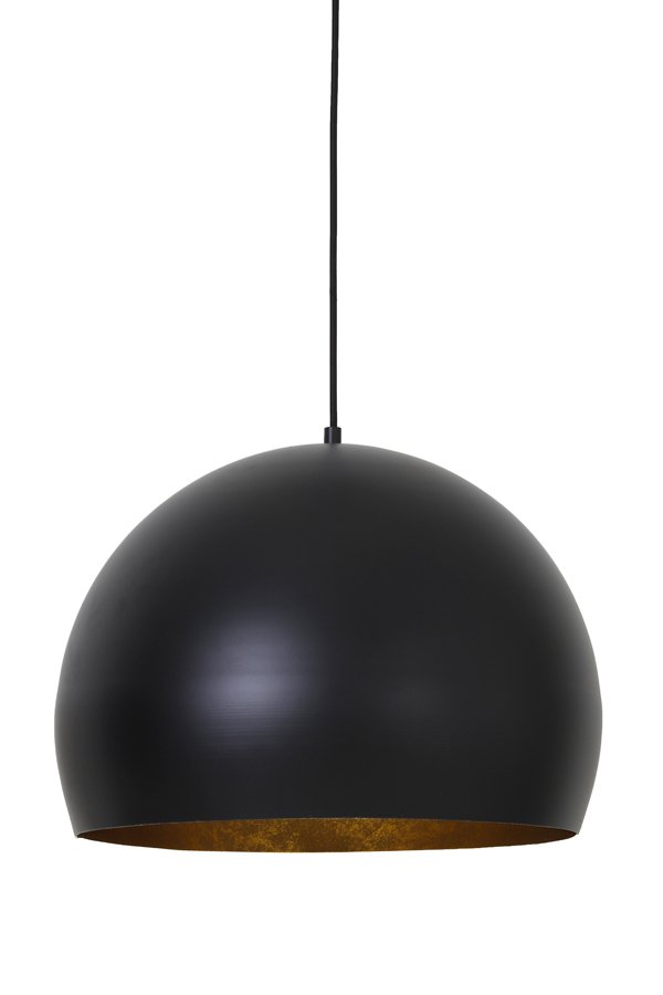 Een moderne zwarte koepelvormige hanglamp hangt aan een dun zwart snoer. De binnenkant van de koepel is goudkleurig, wat een warm contrast vormt met de strakke zwarte buitenkant.