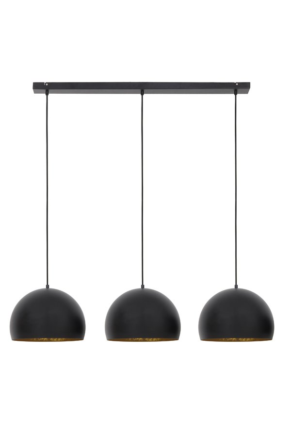 Een moderne hanglamp met drie zwarte, koepelvormige lampen die aan een rechthoekige zwarte basis hangen. Elke lamp is gelijkmatig verdeeld, hangt aan een zwart snoer en heeft een subtiele gouden binnenvoering.